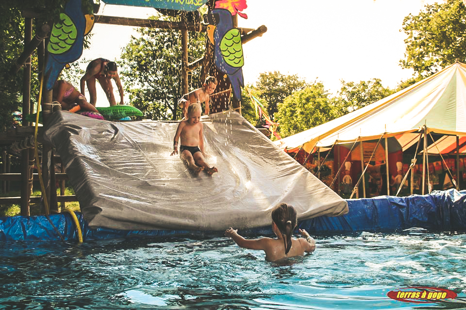 kinderen in zwembad van plage a gogo